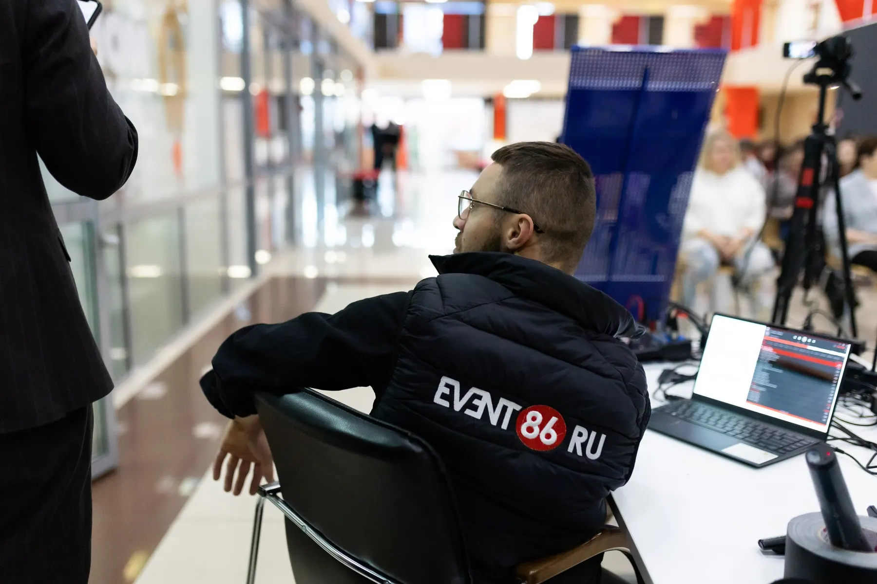 Специалисты EVENT86 готовят сценическое оборудование к мероприятию